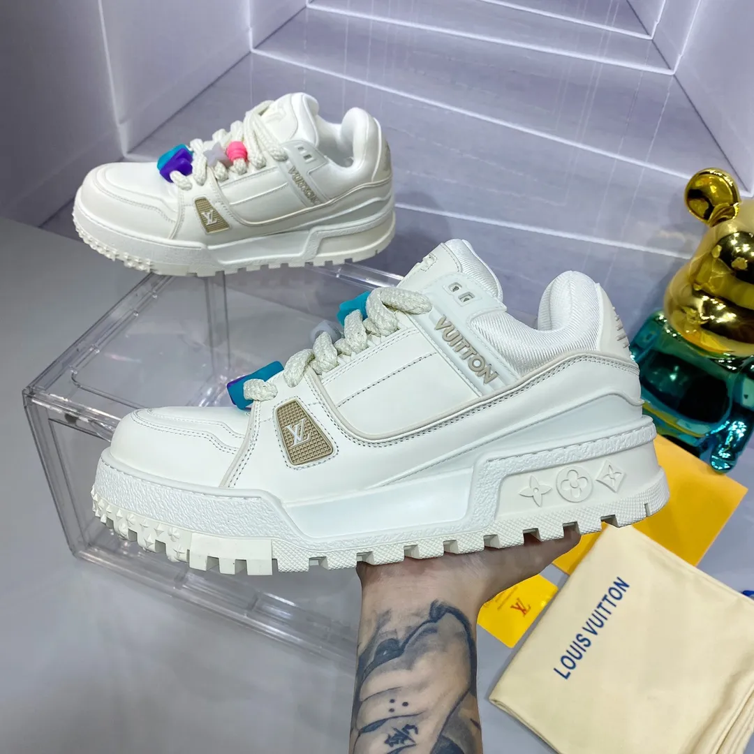 👟👟Ex-factory price 840 𝙇𝙑 𝟐𝟎𝟐4/𝐒𝐒 𝐧𝐞𝐰 Louis Vuitton catwalk skateboard shoes are popular, LOUIS VUITTON Trainer is undoubtedly one of the most successful Sneakers launched by luxury brands, but the pace of exploration will not stop. LOUISVUITTON will also bring a new series of skateboard shoes in the spring of 2023. The new series in the picture returns to the 90s Chunky Skate Shoes bread shoes, with leather and mesh uppers. The fat silhouette and thick shoelaces are very eye-catching. It is expected to have quite a few colors like the Trainer. Judging from the previous DIOR show skate shoes, this chunky style may be even stronger next year. Size: Female 35-40 Male 39-46